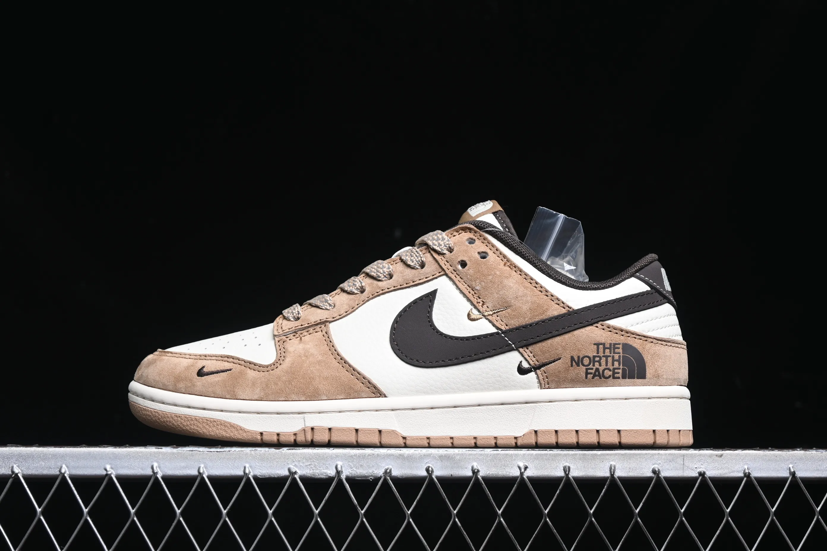 All categories Nk SB Dunk Series Nk SB Dunk Low High-end customized low-top sneakers Nk SB Dunk Low North Face co-branded - black and white brown Anniversary high-end customized low-top casual sneakers XS1086-004